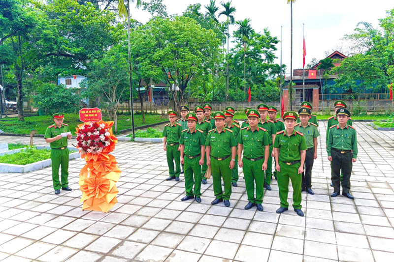 Công an xã Môn Sơn tổ chức dâng hoa, dâng hương tại tại Khu di tích
