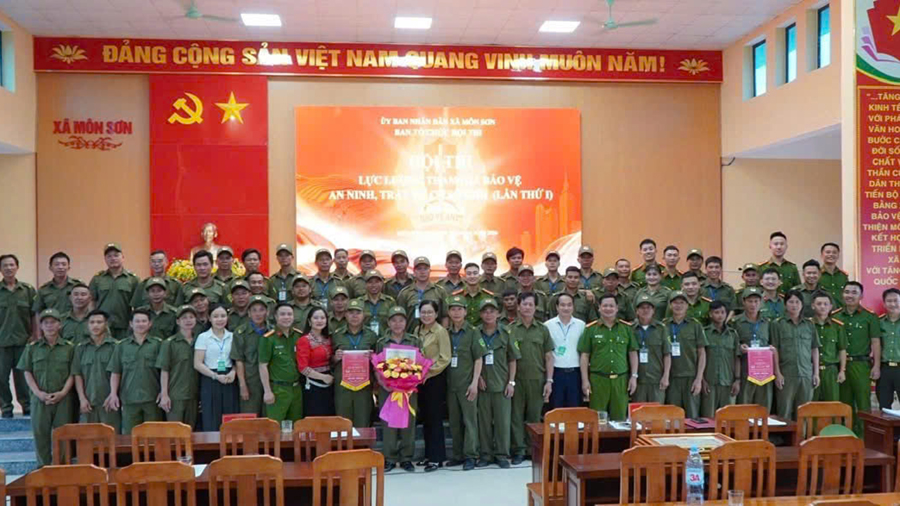 Ban tổ chức và đội thi chụp ảnh lưu niệm