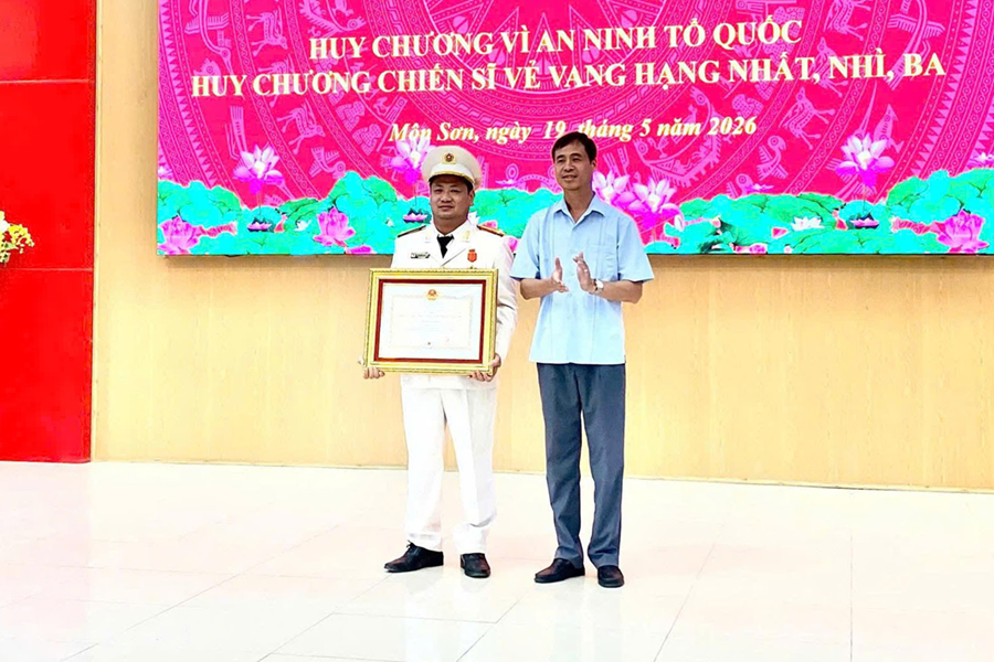Trao tặng Huy chương “Vì An ninh Tổ quốc” cho cán bộ có nhiều năm cống hiến