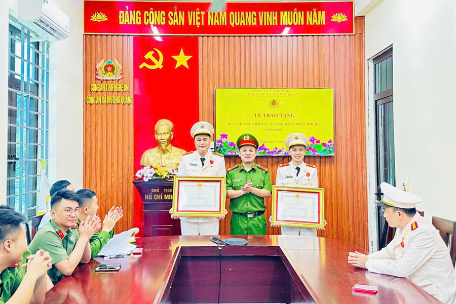 Trao tặng Huy chương Chiến sĩ vẻ vang cho cán bộ Công an xã