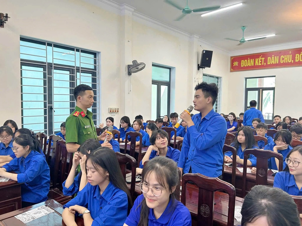 Tuyên truyền qua hình thức giao lưu, trao đổi, trả lời câu hỏi tìm hiểu kiến thức pháp luật về phòng, chống ma túy