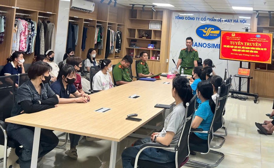Công an xã Kim Liên tuyên truyền, phổ biến giáo dục pháp luật cho công nhân, người lao động