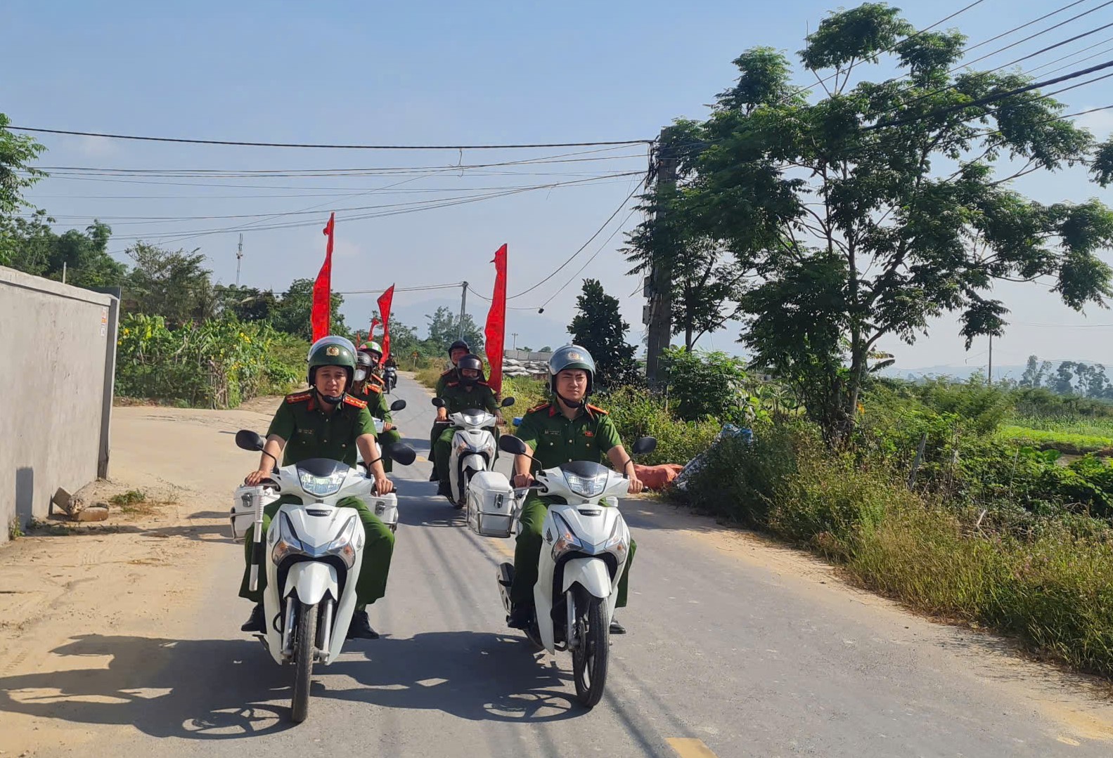 Công an xã Kim Liên và các lực lượng tuyên truyền lưu động trên tuyến đường