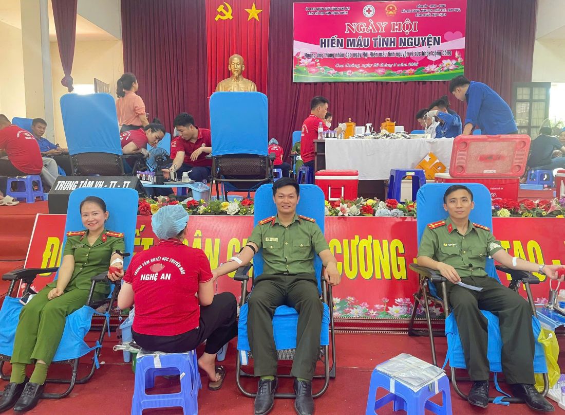 Cán bộ chiến sĩ tham gia hiến máu