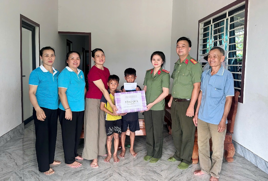 Công an xã tặng quà đến các em 
