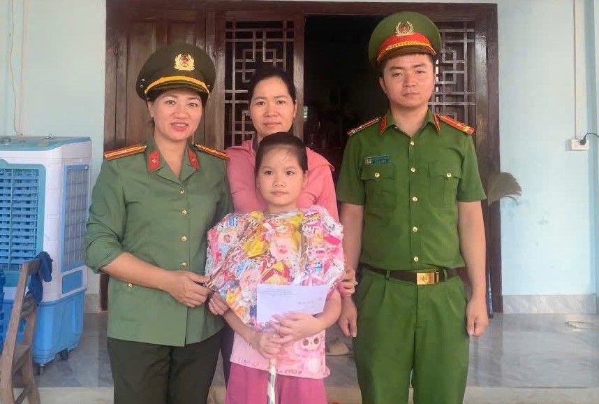 Công an phường Thái Hòa  tặng quà “con nuôi” của đơn vị