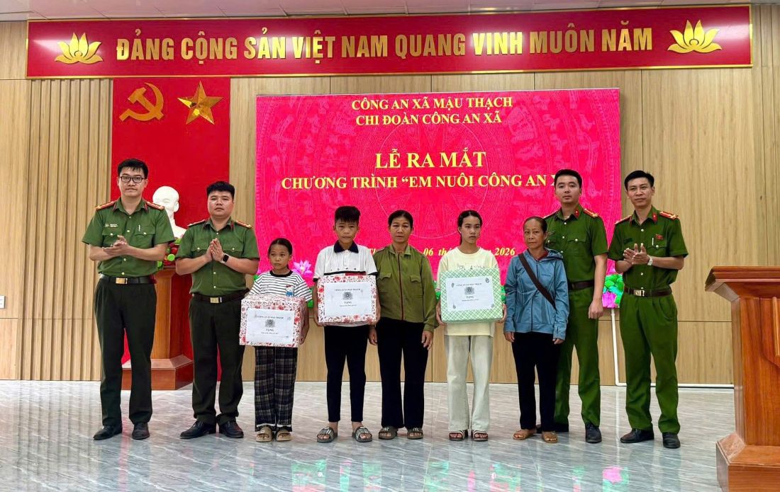 Chi đoàn Công an xã tặng quà đến các em