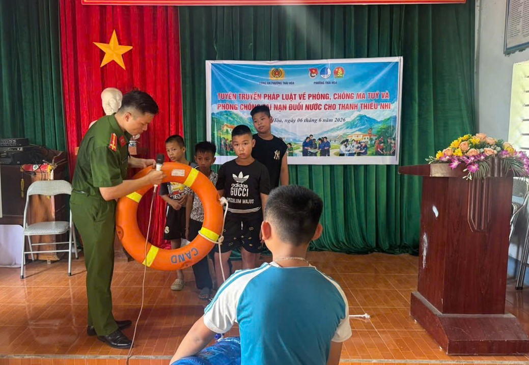 Công an phường tuyên truyền các kỹ năng xử lý khi bị tai nạn đuối nước