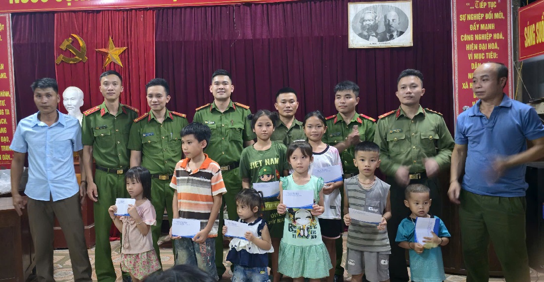 Công an xã trao quà đến các em