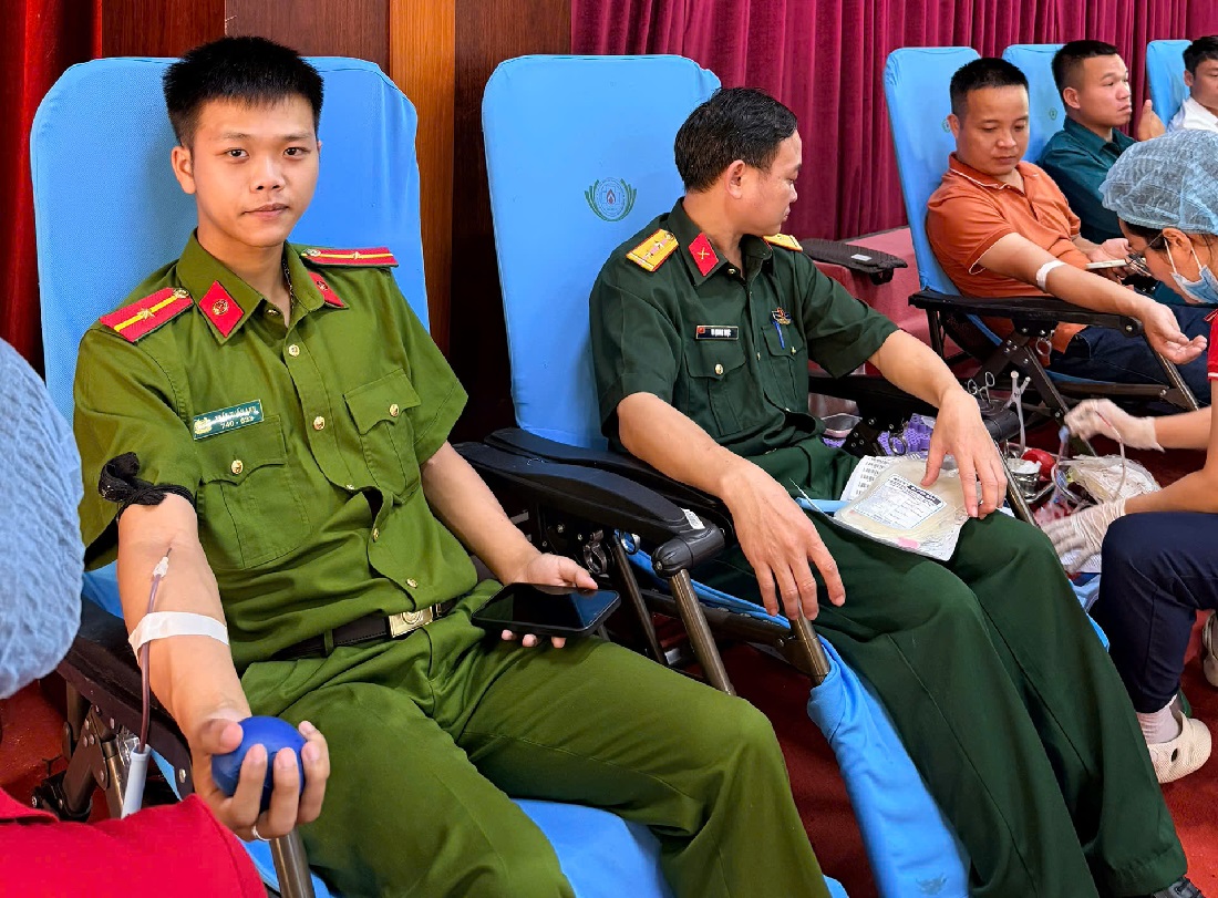 Cán bộ, chiến sĩ Công an xã Châu Khê vừa tích cực tham gia Ngày hội hiến máu