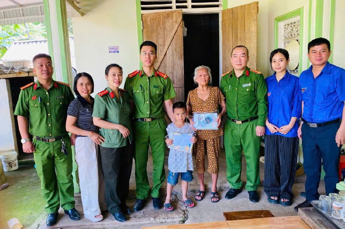 Công an xã tặng quà thiếu nhi có hoàn cảnh khó khăn