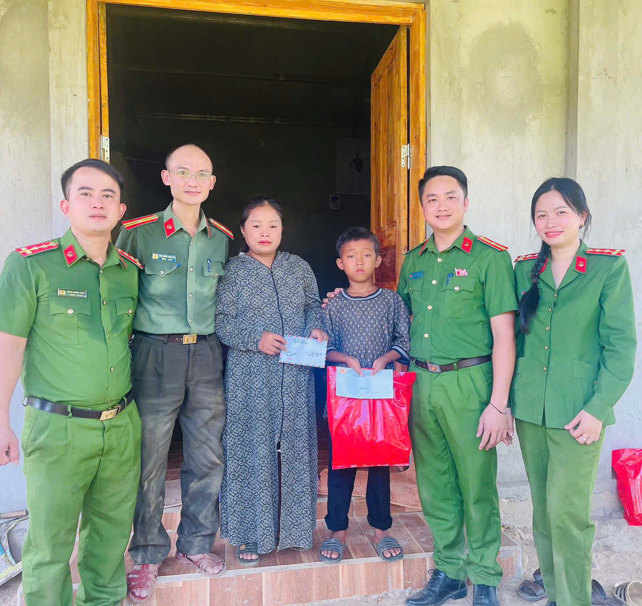 Công an xã Lượng Minh tặng quà “con nuôi” đơn vị