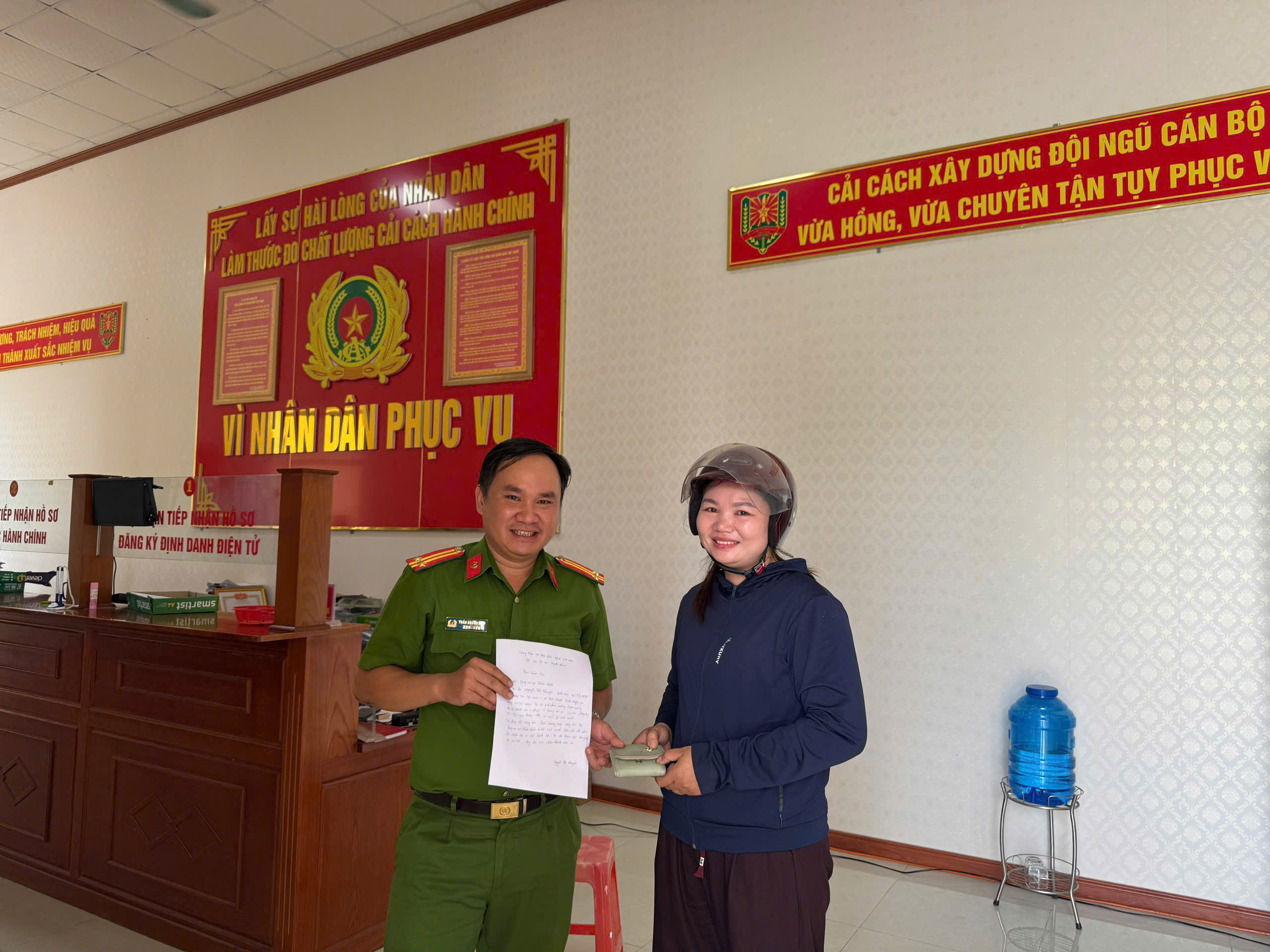 Trung tá Trần Hoàng Hiệp trao trả tài sản cho người đánh rơi