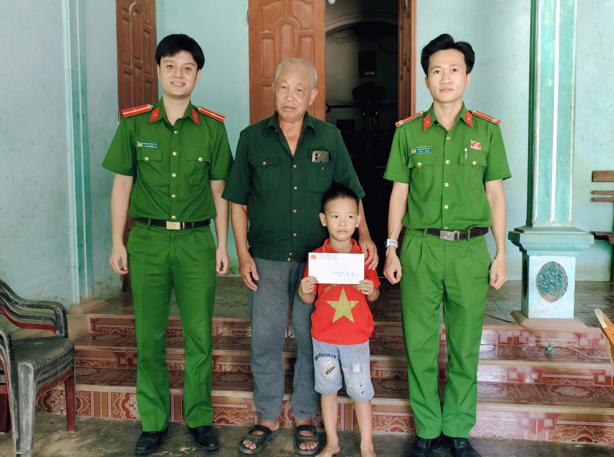 Công an xã trao quà tặng 