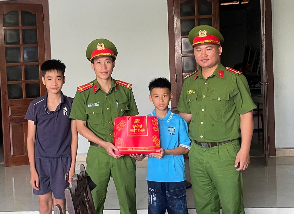 Công an xã thăm hỏi, tặng quà cho em nuôi Trần Quang Nhật