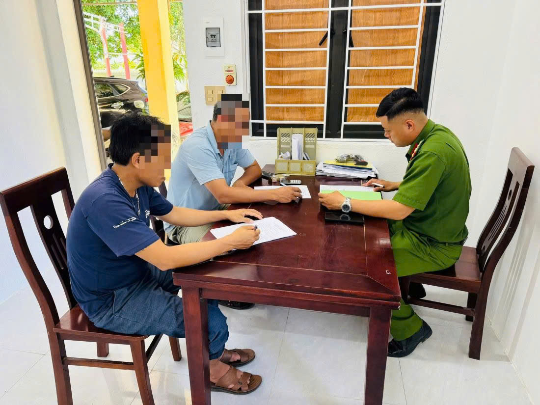 Công an xã làm việc với N.H.C. và H.Đ.T.