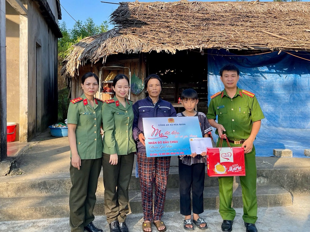 Công an xã Hoa Quân trao quà tặng trẻ có hoàn cảnh khó khăn