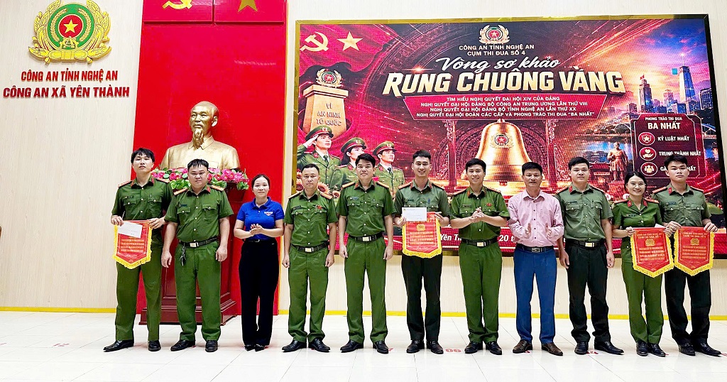 Ban Tổ chức Hội thi trao giải cho các đội tham gia
