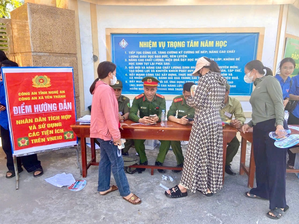 Công an xã hỗ trợ Nhân dân, hướng dẫn giao thông đảm bảo an toàn, trật tự