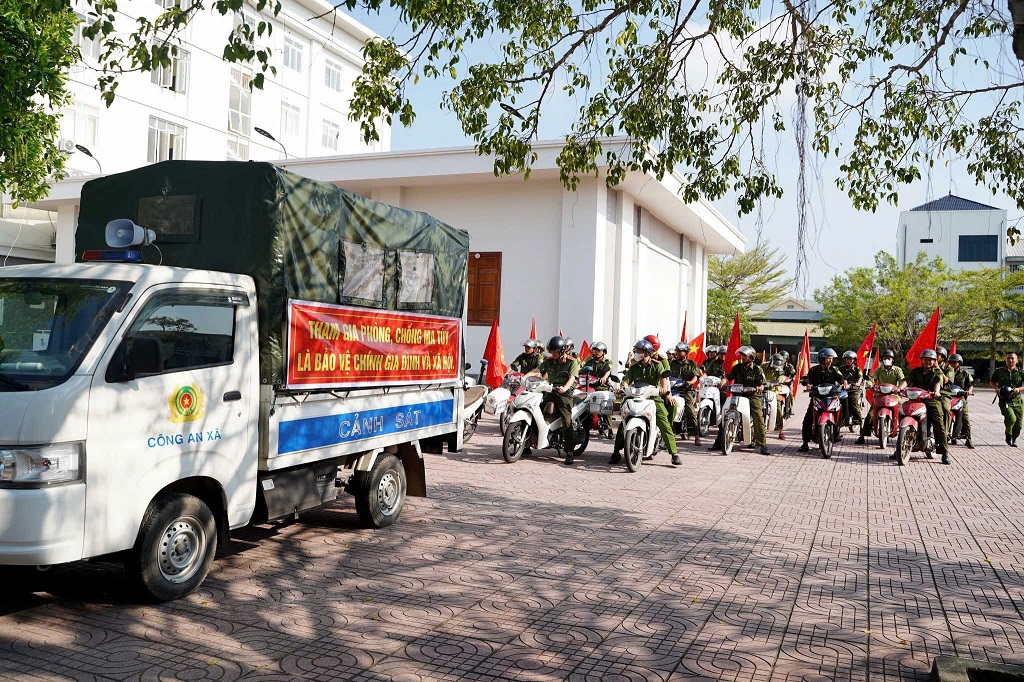 Công an xã tổ chức ra quân