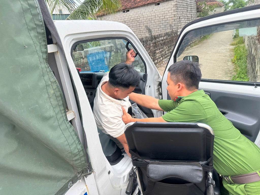 Công an xã hỗ trợ người dân