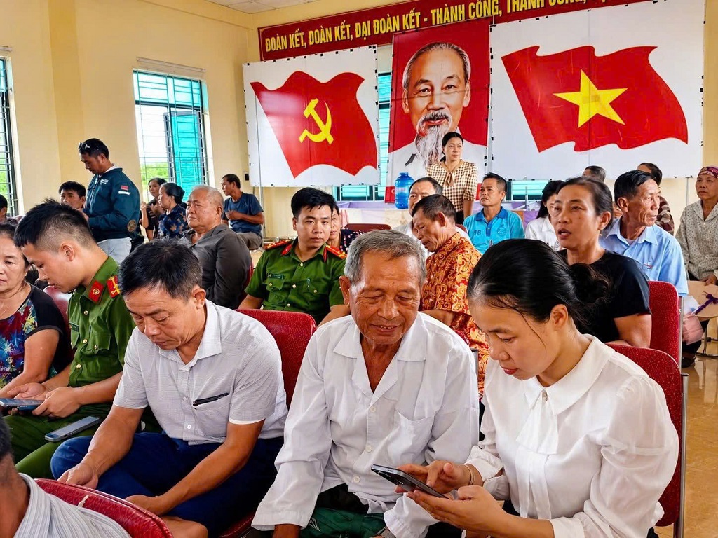 Công an xã hướng dẫn, hỗ trợ người dân