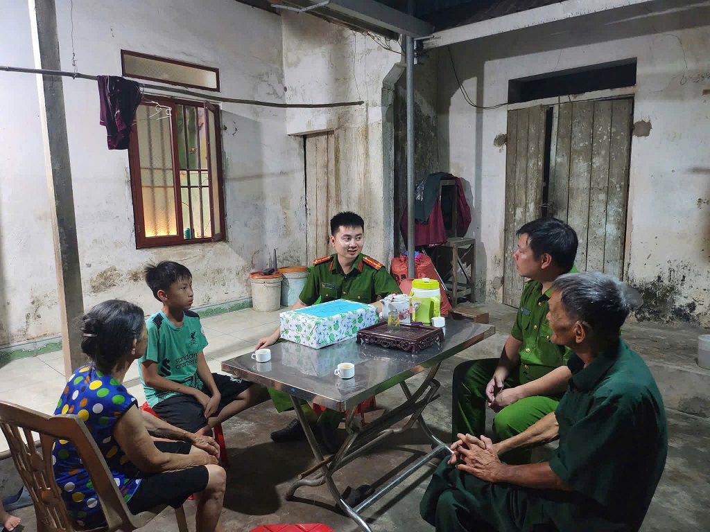 Công an xã trao quà động viên “em nuôi đỡ đầu”