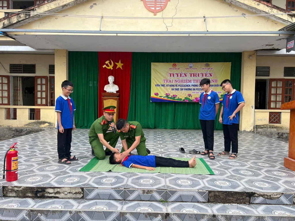 Công an xã tuyên truyền kết hợp mô phỏng đem đến người nghe những kiến thức dễ hiểu