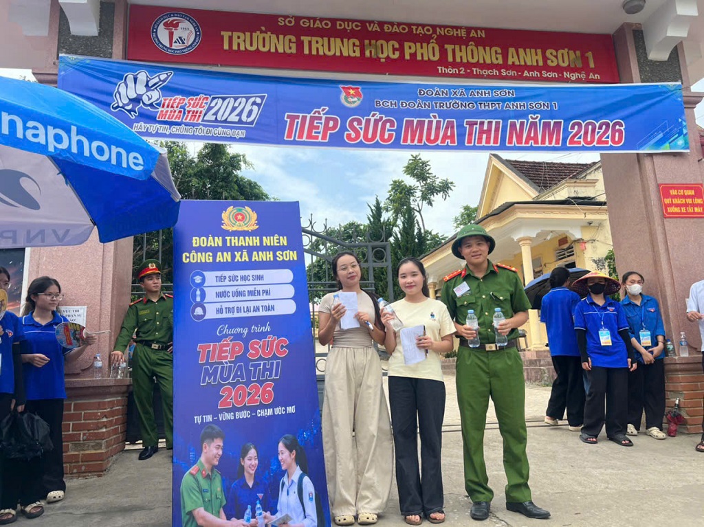 Công an xã tham gia tiếp sức mùa thi
