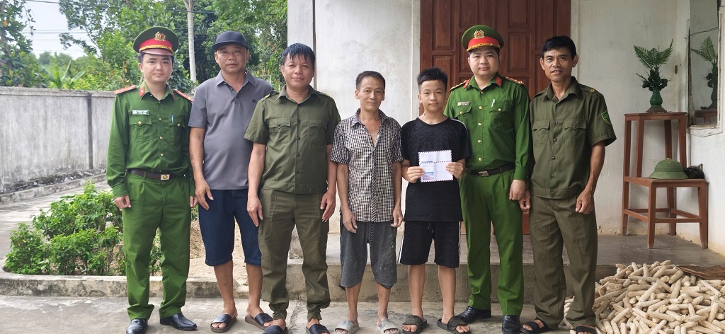 Công an xã tặng quà “con nuôi” đơn vị