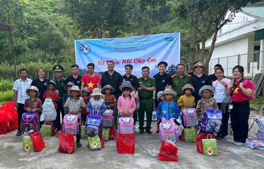 Công an xã Keng Đu phối hợp Đoàn thiện nguyện Câu lạc bộ Phượt Thành Vinh trao quà tặng trẻ có hoàn cảnh khó khăn ở bản Khe Linh