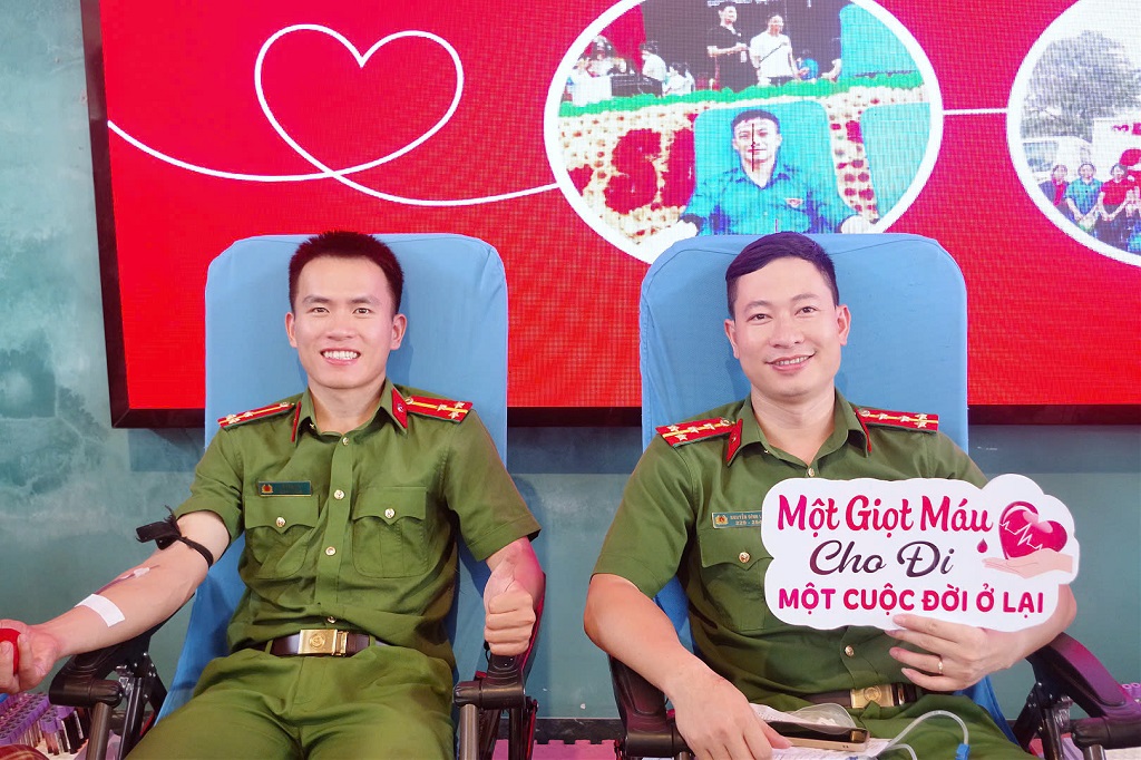 Cán bộ chiến sĩ tham gia hiến máu