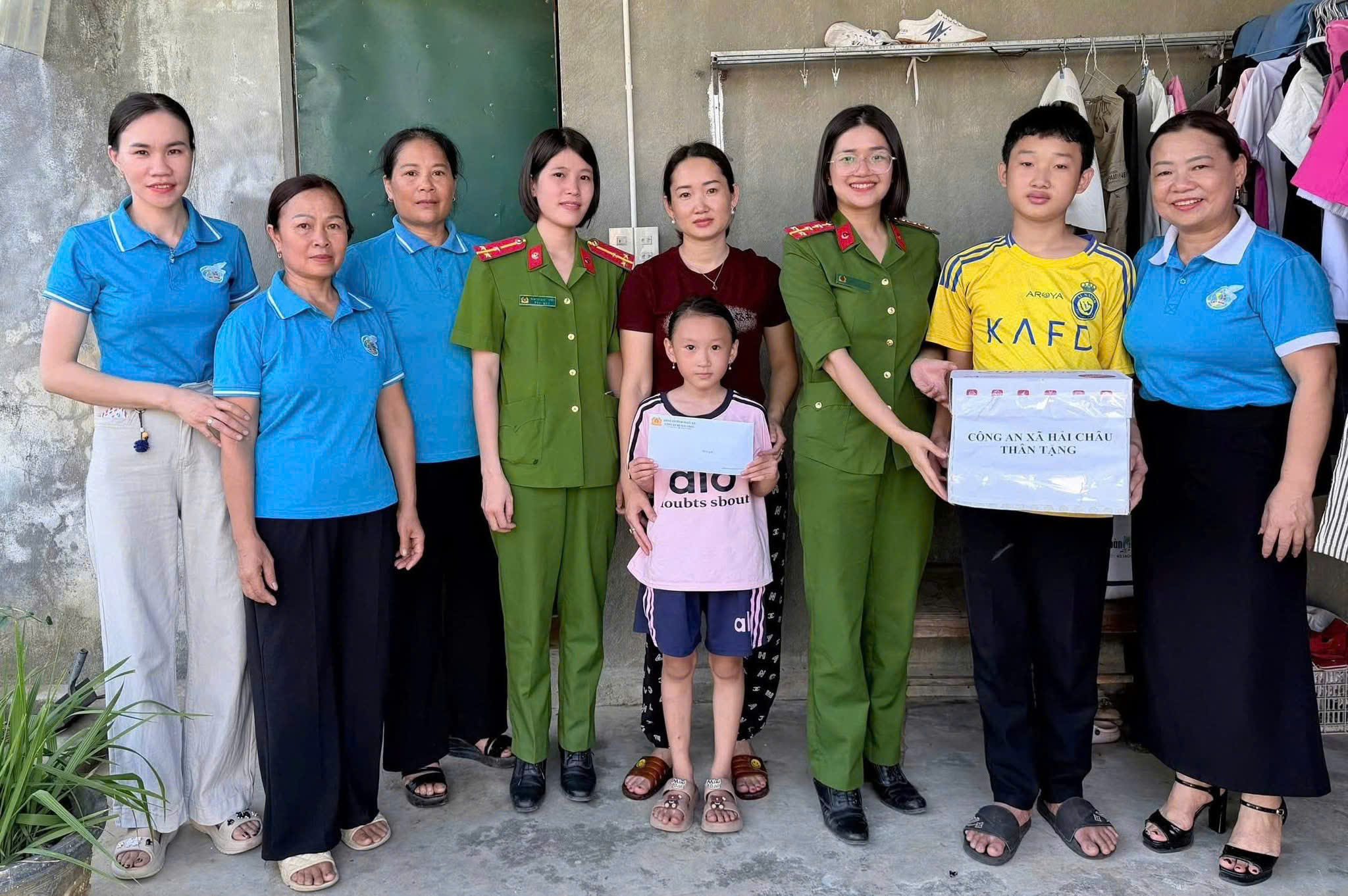 Công an xã tặng hòa cho các em