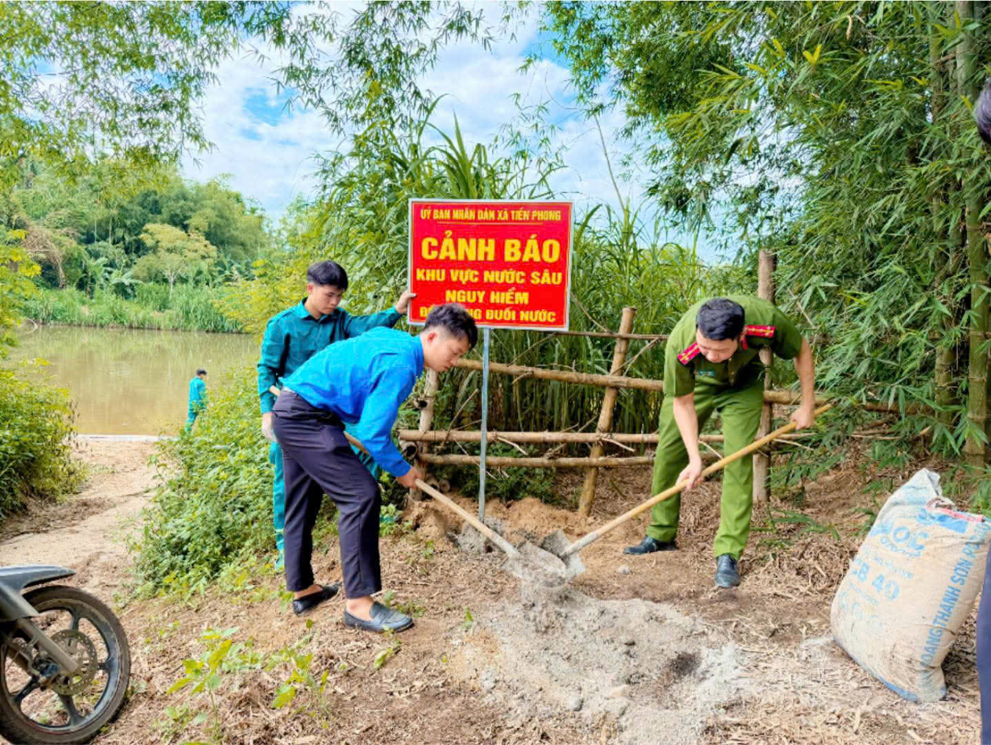Đoàn viên, thanh niên cắm biển cảnh báo đuối nước
