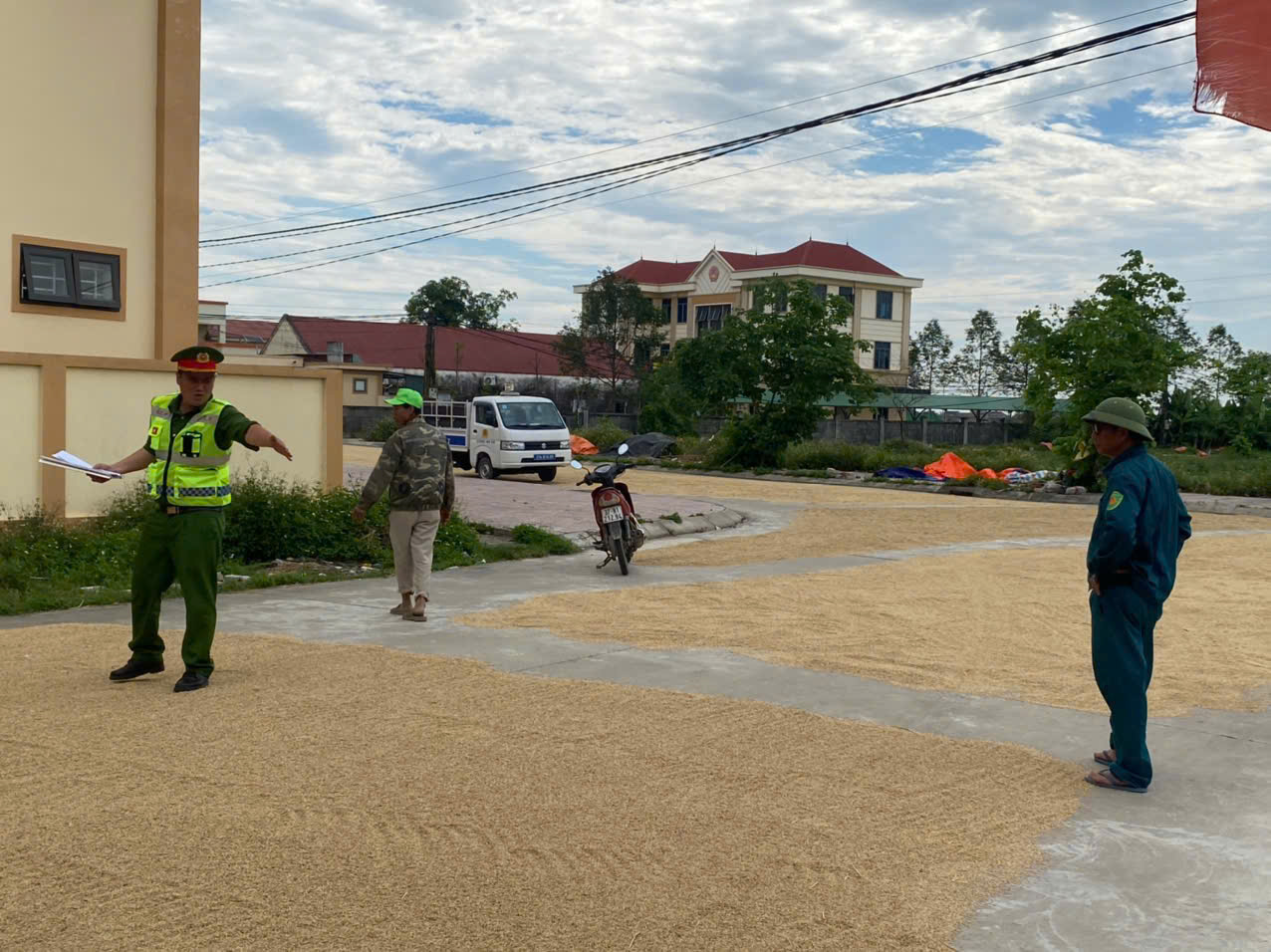 Công an xã tuyên truyền, vận động người dân