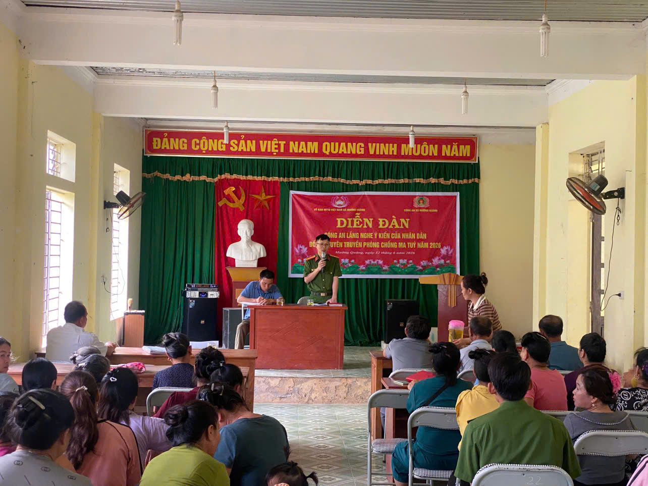 Đại diện chỉ huy Công an xã giải đáp ý kiến của người dân