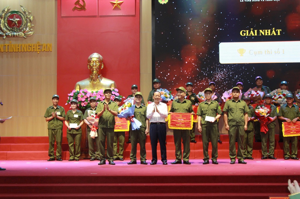 Đồng chí Bùi Thanh An - Ủy viên Ban Thường vụ Tỉnh ủy, Phó Chủ tịch thường trực UBND tỉnh, Trưởng ban chỉ đạo Hội thi trao giải Nhất cho đội thi đến từ Cụm thi đua số 1