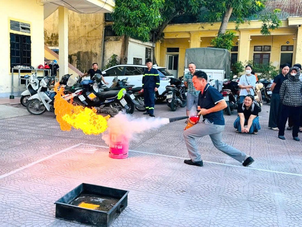 Chương trình tuyên truyền, trải nghiệm, thực hành kỹ năng chữa cháy và cứu nạn, cứu hộ với nhiều tình huống