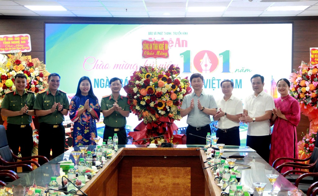 Công an Nghệ An chúc mừng Báo và Phát thanh, truyền hình Nghệ An 