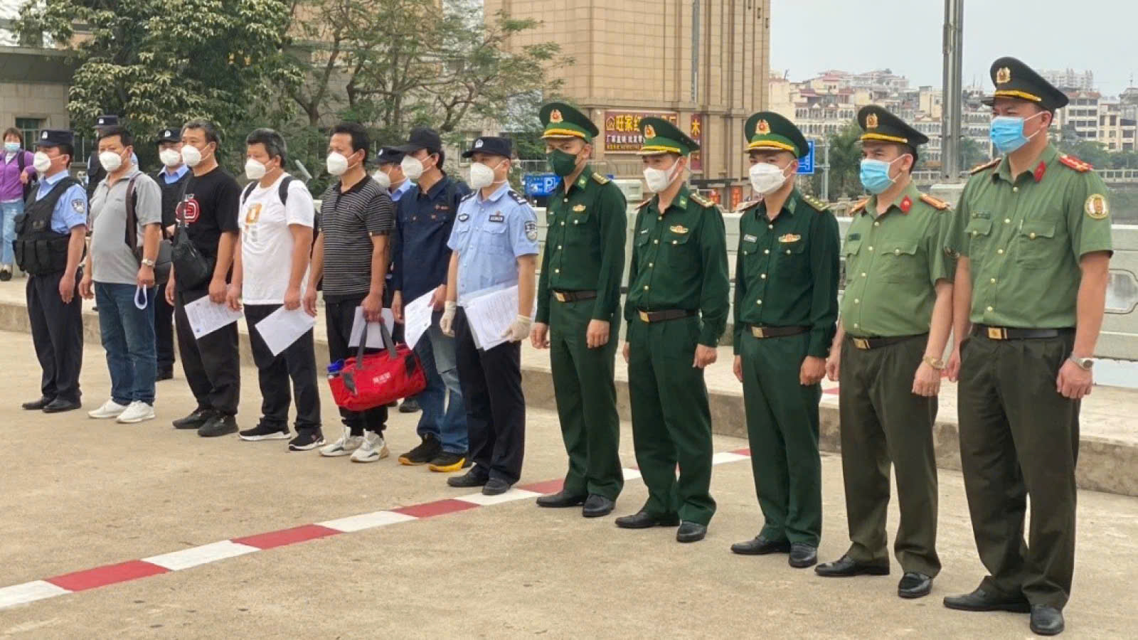 Cơ quan chức năng bàn giao, tiếp nhận công dân xuất cảnh trái phép bị trục xuất