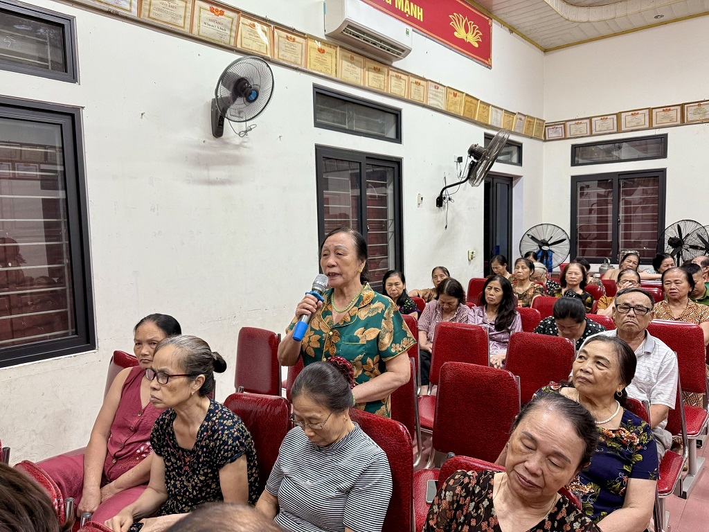 Người dân phát biểu ý kiến   