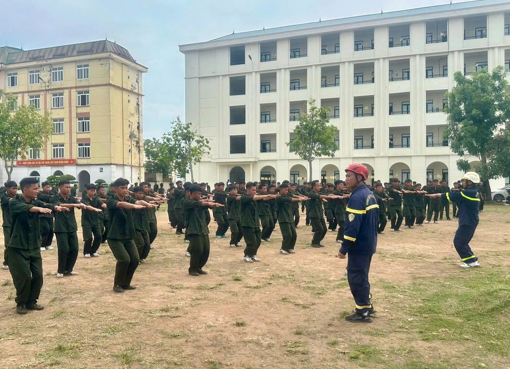 Huấn luyện kết hợp giữa lý thuyết, thực hành và rèn luyện thể lực cho chiến sĩ nghĩa vụ