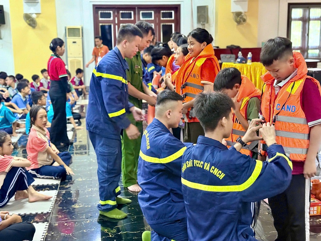 Không khí sôi nổi tại buổi tuyên truyền, hướng dẫn kỹ năng PCCC&CNCH dành cho thanh thiếu niên tham gia khóa sinh hoạt hè
