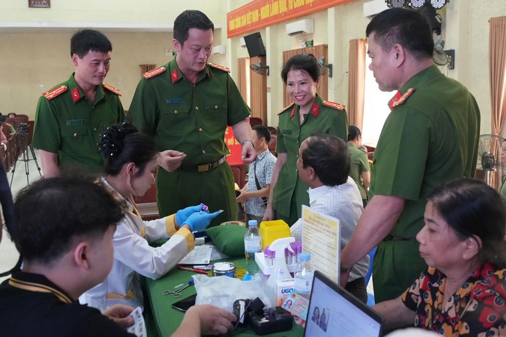 Đồng chí Đại tá Nguyễn Đức Cường, Ủy viên Ban Thường vụ Đảng ủy, Phó Giám đốc Công an tỉnh cùng lãnh đạo Phòng Cảnh sát Quản lý hành chính về trật tự xã hội thăm hỏi, động viên thân nhân Liệt sỹ tại điểm thu nhận mẫu sinh phẩm ADN phường Trường Vinh