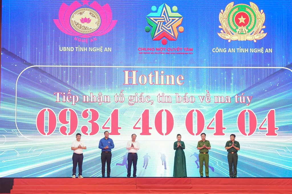 Đại biểu thực hiện nghi thức ấn nút phát động toàn dân tố giác tội phạm, tệ nạn ma túy và công bố đường dây nóng 0934.40.04.04 để tiếp nhận thông tin phản ánh về tội phạm và tệ nạn ma túy     