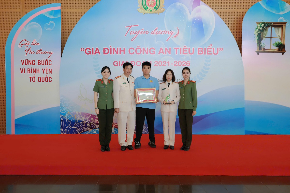 Công an Nghệ An vinh dự có gia đình đồng chí Đại tá Nguyễn Trọng Khanh, Trưởng phòng Công tác chính trị được vinh danh tại Lễ tuyên dương “Gia đình Công an tiêu biểu” giai đoạn 2021 -2026