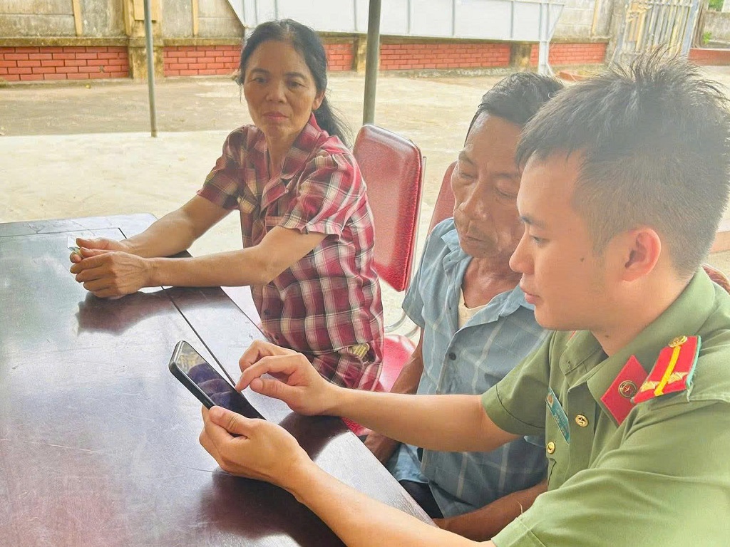 Công an xã hướng dẫn người dân thực hiện thủ tục cấp hộ chiếu phổ thông