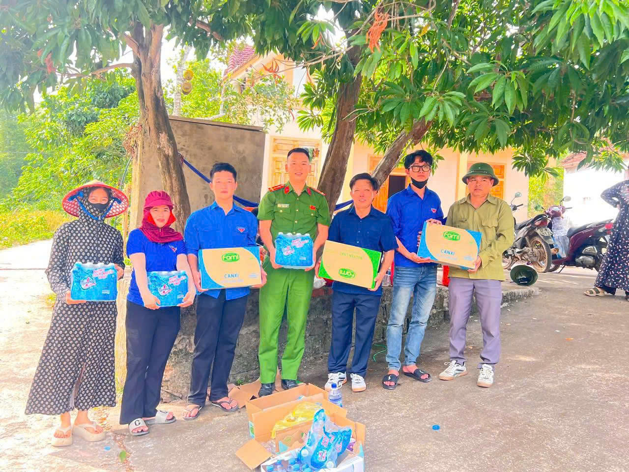 Công an xã Đại Huệ đồng hành với các lực lượng tham gia chữa cháy rừng 