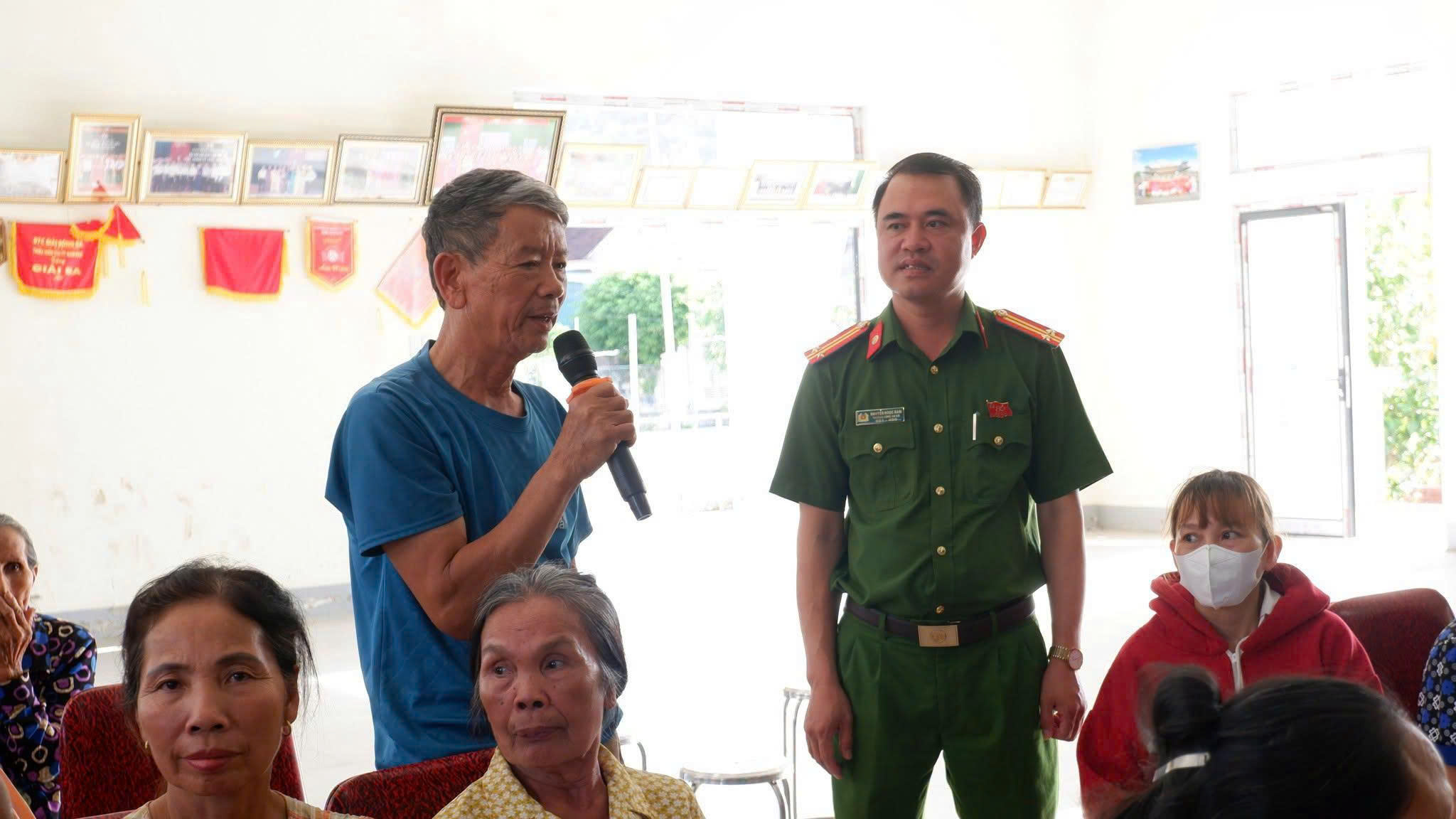 Người dân đóng góp ý kiến
