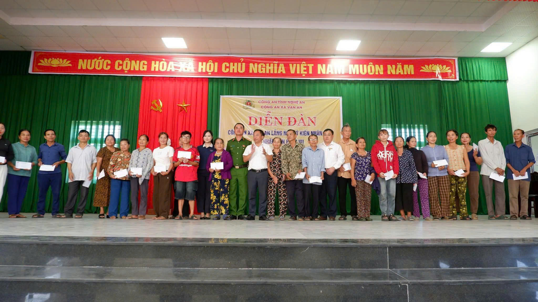 Trao quà tặng các gia đình có hoàn cảnh khó khăn